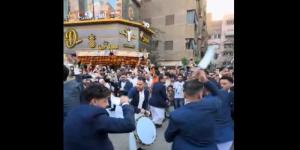 اخبار اليمن | حلقة رقص شعبي يمني بوسط القاهرة تثير ردود أفعال متباينة ونخب مصرية ترفض الإساءة لليمنيين - فيديو