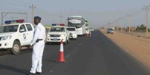 اخبار السودان الان - قوة المرور السريع بقطاع دورديب بالتعاون مع أهالي المنطقة ترقع الحفرة بالطريق الرئيسي والتي تعتبر مهدداً للسلامة المرورية