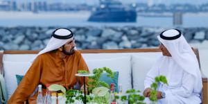 محمد بن راشد يزور مجلس عبدالله المنصوري في دبي