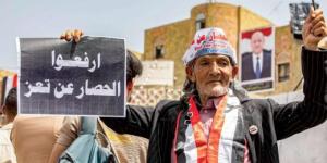 اخبار اليمن | سقوط قاطرة واحتراقها في طريق بديل حدده الحوثيون في تعز بعدما قطعوا الرئيسي والشرعية تعلق ”فيديو”