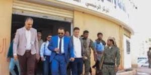 اخبار اليمن | ”يإذن الله حقه يوصله”.. وزير يتعهد بإنصاف مواطن في بادرة نادرة باليمن