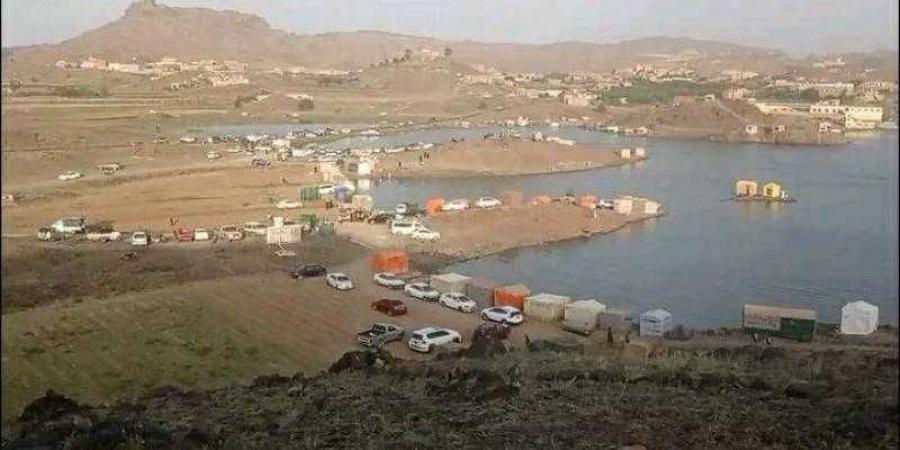 اخبار اليمن | اليمنيون يتخذون السدود والحواجز المائية والمساحات الخضراء أماكن لقضاء إجازة العيد