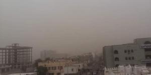 موجة غبار تغطي سماء العاصمة عدن