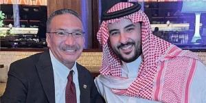 اخبار السعودية - صورة ودية تجمع الأمير خالد بن سلمان ووزير الدفاع الماليزي على العشاء بجدة