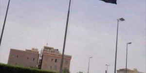 بالصور، شوارع الكويت تتزين بالأعلام اليمنية تزامناً مع زيارة رسمية لرئيس مجلس القيادة الرئاسي