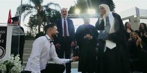 اخبار لبنان : أمام وزير الداخلية.. شاب يطلبُ يدَ حبيبته للزواج في حفل تخرّج (فيديو)