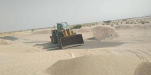 شبوة تشهد ازاحة الرمال بالخط الدولي في رضوم