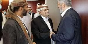 لقاء يجمع رئيس حركة حماس خالد مشعل بالشيخ صادق الأحمر
