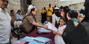 بدعم من الرئيس الزبيدي .. مأمور دارسعد يدشن توزيع الحقائب المدرسية ضمن مشروع العودة للمدارس