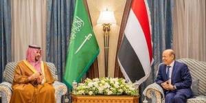 خالد بن سلمان يؤكد دعم مبادرات مجلس القيادة اليمني لحل سياسي