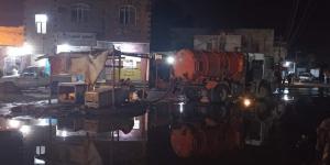 تواصل أعمال شفط مياه الأمطار من شوارع خورمكسر