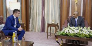الرئيس الزُبيدي يستقبل القائم بأعمال السفير الروسي لدى اليمن
