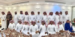 اخبار السعودية - صور.. طلاب يحتفون بمعلمهم بعد فراق 30 عاماً بتبوك