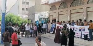 العاصمة عدن.. وقفة احتاجية تطالب بإقالة وزير التعليم العالي “الوصابي”