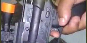 اخبار اليمن | جماعة الحوثي تدخل شحنة مسدسات أطفال تتعدى على السيدة عائشة وجزء منها يصل اسواق عدن  (فيديو)