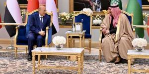 الرئيس العليمي يصل الرياض للمشاركة في اعمال القمة العربية الصينية