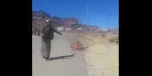 اخبار اليمن | شاهد .. أب يمني مقهور يحرق عربة ابنته المشلولة بعد اختطاف الحوثيين لابنه الوحيد  (فيديو)