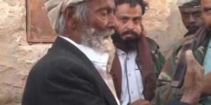 اخبار اليمن | شاهد .. ردة فعل رجل مسن يمني بعد طلب منه مسامحة أخيه الذي طرده من القرية لأكثر من 40 سنة