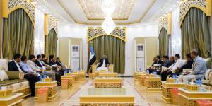 الرئيس الزُبيدي يلتقي باللجنة الخاصة بالإعداد لهيكلة المجلس الانتقالي الجنوبي