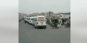 اخبار اليمن | شاهد أطول طابور أمام محطة غاز في مناطق الحوثي بتعز وسط أزمة خانقة وارتفاع سعر الاسطوانة إلى 12 الف ريال