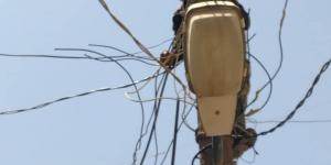 كهرباء عدن (المنطقةالثانية) تواصل حملة إزالة الربط العشوائي والمزدوج بمنطقةالممدارة (حي الطيارين)
