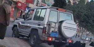 اخبار اليمن | صورة صادمة .. قيادي حوثي يتعدى على الرصيف بسيارته الفارهة ويظهر بجانبها العديد من المتسولات