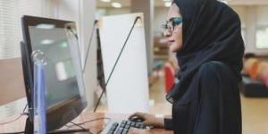 "%7 تفوق النساء على الرجال بالوظائف الحكومية".. مركز سعودي يكشف