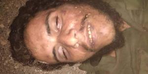 اخبار اليمن | العثور على جثة مواطن مجهولة الهوية مرمية على قارعة الطريق جنوبي اليمن (صورة)