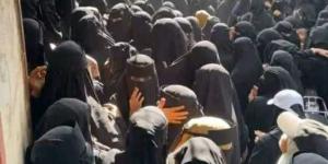 اخبار اليمن | مشهد مؤلم لعشرات النساء اليمنيات في صنعاء بسبب الفقر والجوع يثير تفاعلا واسعًا