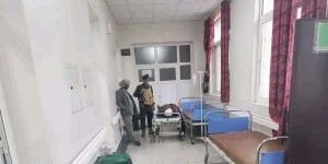 اخبار اليمن | بعد ان سقط في مجرى السيول .. وفاة مريض مصاب بالجنون في ممر مستشفى الثورة بتعز بعد رفضها علاجه (صور)