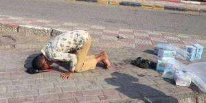 اخبار اليمن | ”الصلاة أولاً”: طفل يبيع مناديل يترك رزقه ليتعبد في مشهد إيماني مؤثر