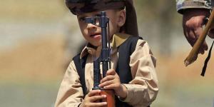 صحيفة دولية : إطلاق الحوثيين لمعسكرات "التلقين" الصيفية يعيد معضلة تجنيد الأطفال إلى الواجهة