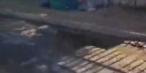 اخبار اليمن | مواطن بصنعاء يوثق مقطع فيديو مؤلم.. عشرات الحالات المشردة تفترش الأرض جوار المقابر ”شاهد”