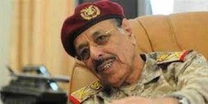 اخبار اليمن | مقرب من علي محسن الاحمر يكشف عن ”اثنين اخطاء قاتلة من حكومة معين جعلت الحوثي ينهب الاقتصاد اليمني