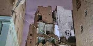 اخبار اليمن | مبنى تاريخي يودع شبام حضرموت بصمت تحت تأثير الامطار!