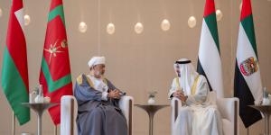 جرت له مراسم استقبال رسمية.. رئيس الدولة يستقبل سلطان عمان في قصر الوطن