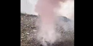 فيديو غامض بعد الفيضانات.. سر خروج "دخان ملون" من حفرة في عُمان