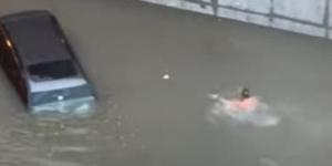 فيديو.. مصرفي مصري بالإمارات ينقذ عائلة من الغرق داخل السيارة