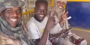 اخبار السودان من كوش نيوز - شاهد بالصورة والفيديو.. أفراد من الدعم السريع يحاصرون الناشط الشهير طارق بروفة وساخرون: (بروفة في فتيل والمغتربين شمتانين فيك)