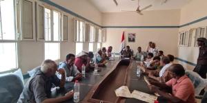اخبار اليمن | مدير عام تربية الحديدة يشدد على ضرورة الإنظباط الوظيفي بالخوخة
