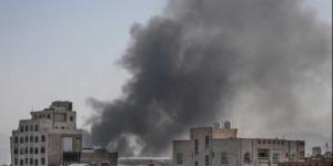 اخبار اليمن | تصعيد عسكري.. انفجارات عنيفة تهز مدينة الحديدة وإعلان حوثي عن ضربات أمريكية مكثفة