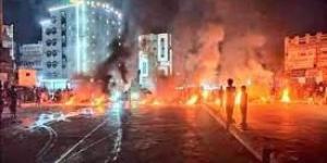 اخبار اليمن | احتجاجات ”كهربائية” تُشعل نار الغضب في خورمكسر عدن: أهالي الحي يقطعون الطريق أمام المطار
