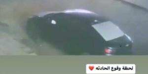 اخبار اليمن | موقف بطولي لشاب من عدن ينقذ شخص صُعق بالتيار الكهربائي ”شاهد”
