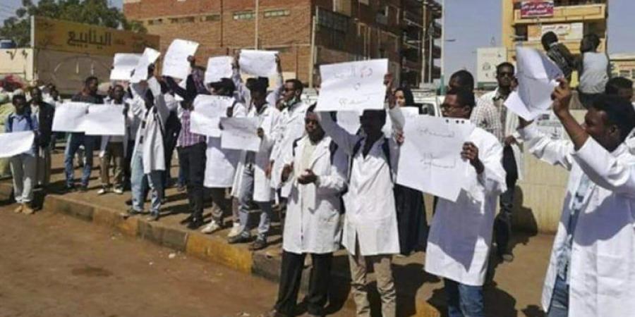 اخبار السودان من كوش نيوز - وقفة احتجاجية لأطباء الامتياز رفضاً لتوزيع (قائمة مايو) للولايات