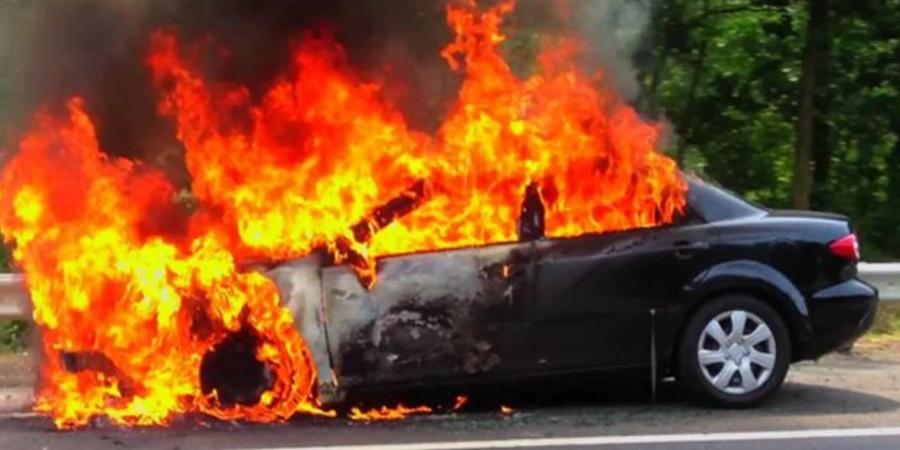 اخبار لبنان : سيارته احترقت... فنجا بأعجوبة (فيديو)
