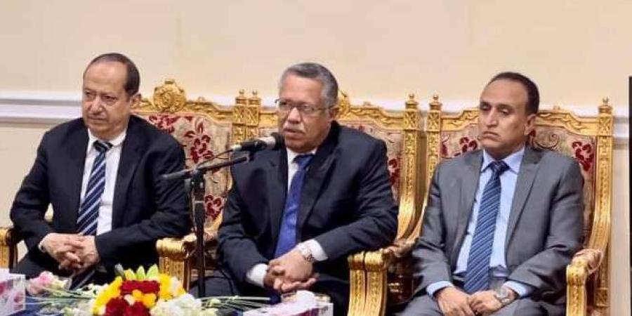 رئيس مجلس الشورى يزور السفارة اليمنية في البحرين ويلتقي ابناء الجالية