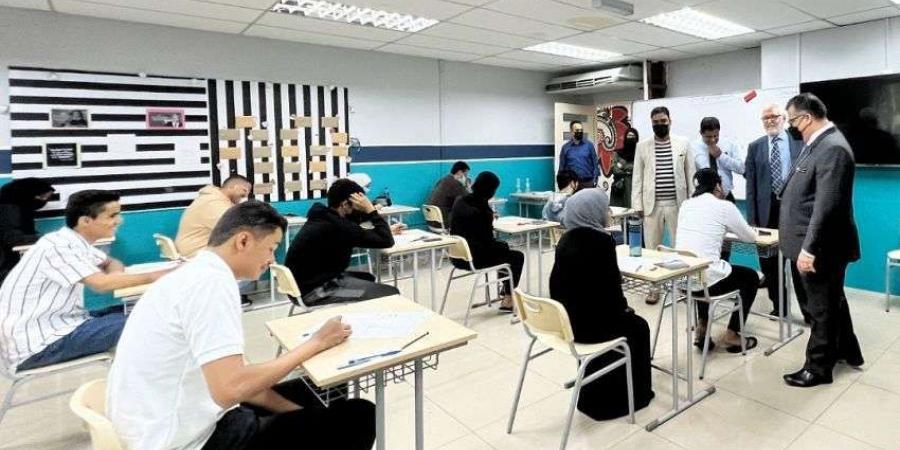 السفير باحميد يطلع على سير إختبارات الثانوية للطلاب اليمنيين في ماليزيا