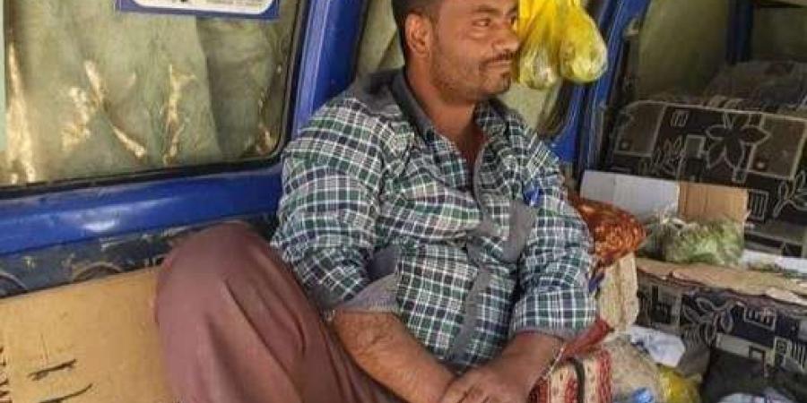 نتيجة قيود مليشيا الحوثي.. مخرج صحفي بارز يتحول الى بائع قات في صنعاء