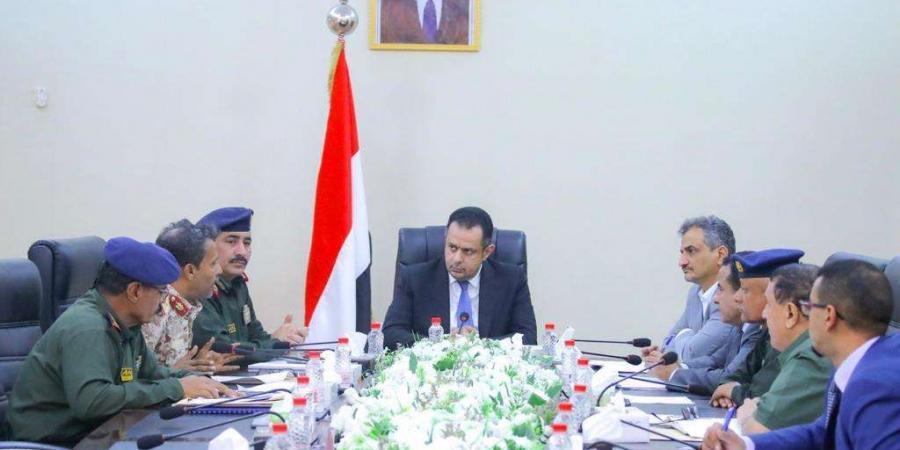 رئيس الوزراء يرأس اجتماع أمني في عدن لمناقشة مواجهة المخططات الإرهابية وتعزيز الاستقرار