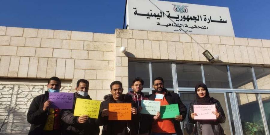 أطباء البورد المبتعثين يواصلون اعتصامهم أمام السفارة اليمنية في عمان للمطالبة بمستحقاتهم المالية